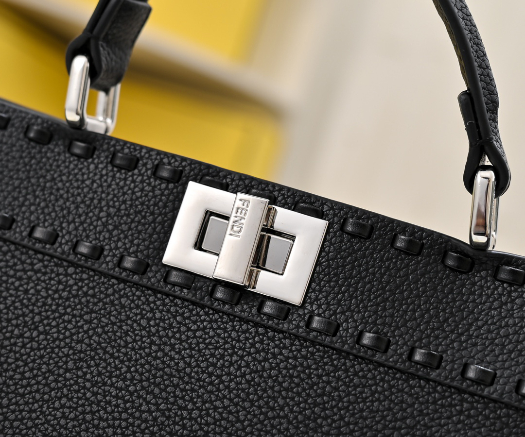 フェンディ「Fendi」Peekaboo Petite スモール ショルダーバッグ