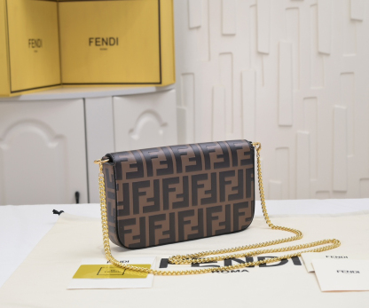 フェンディ「Fendi」FFモノグラム ミニ チェーンショルダーバッグ