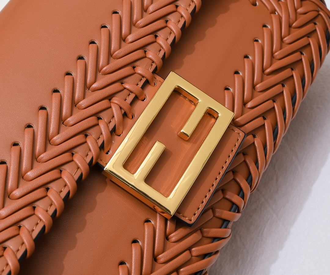 フェンディ「Fendi」 Baguette メディウム レザー ショルダーバッグ