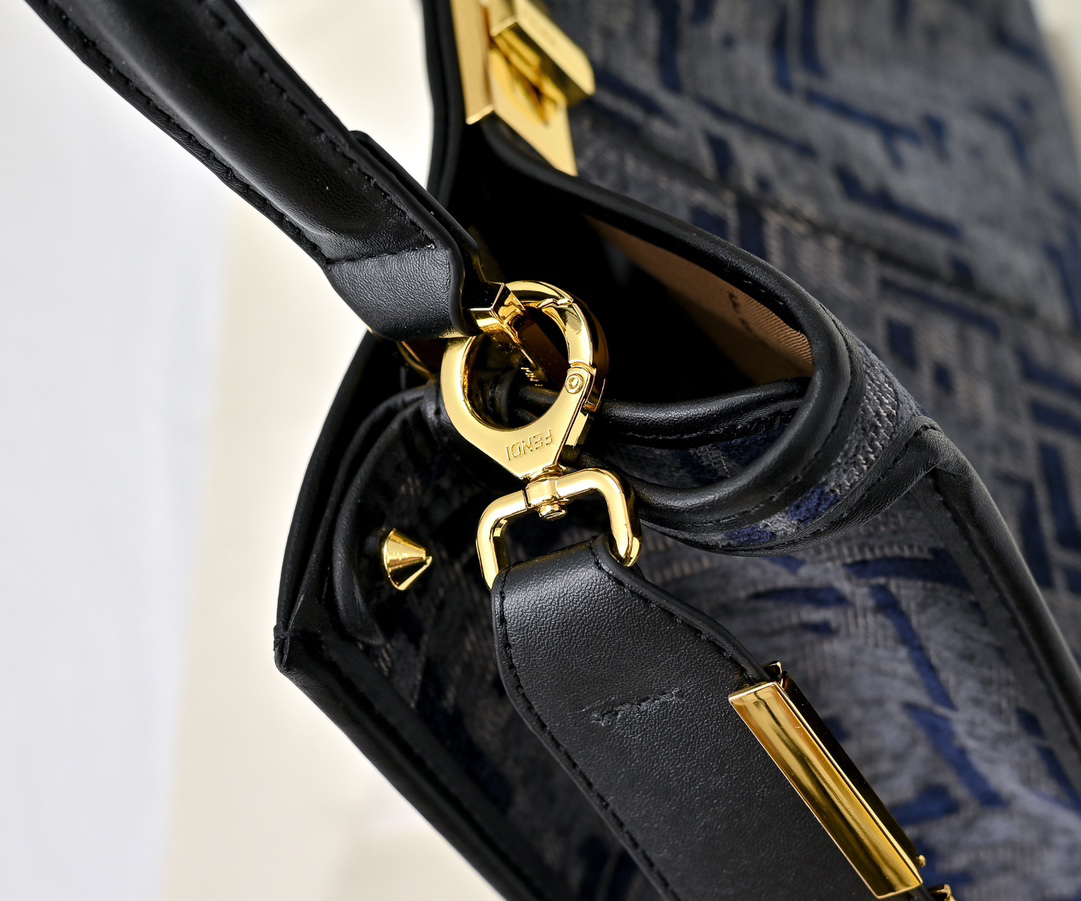 フェンディ「Fendi」Peekaboo X-Lite メディウム ショルダーバッグ