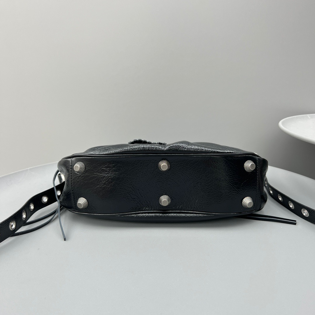 バレンシアガ「Balenciaga」 LE CAGOLE 半月型ショルダーバッグ