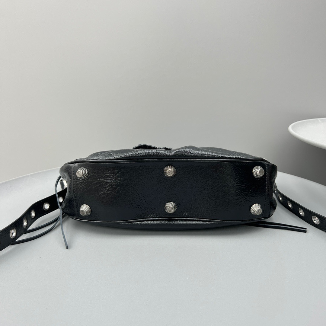 バレンシアガ「Balenciaga」 LE CAGOLE 半月型ショルダーバッグ