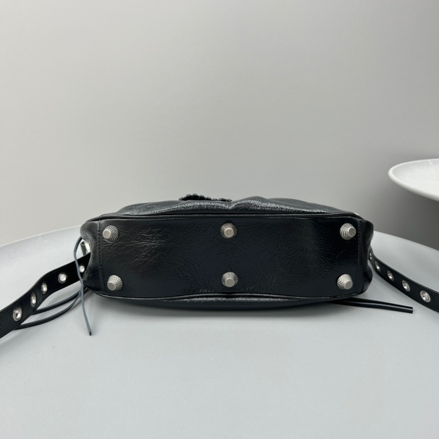 バレンシアガ「Balenciaga」 LE CAGOLE 半月型ショルダーバッグ