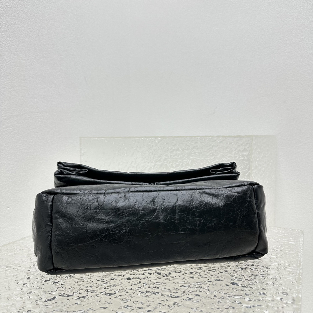 バレンシアガ「Balenciaga」 Le Monaco オイルドレザー チェーンストラップバッグ