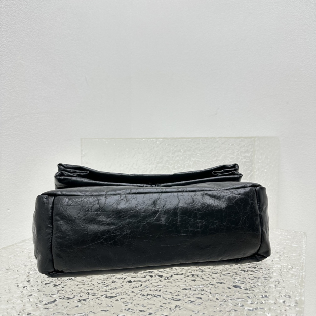 バレンシアガ「Balenciaga」 Le Monaco オイルドレザー チェーンストラップバッグ