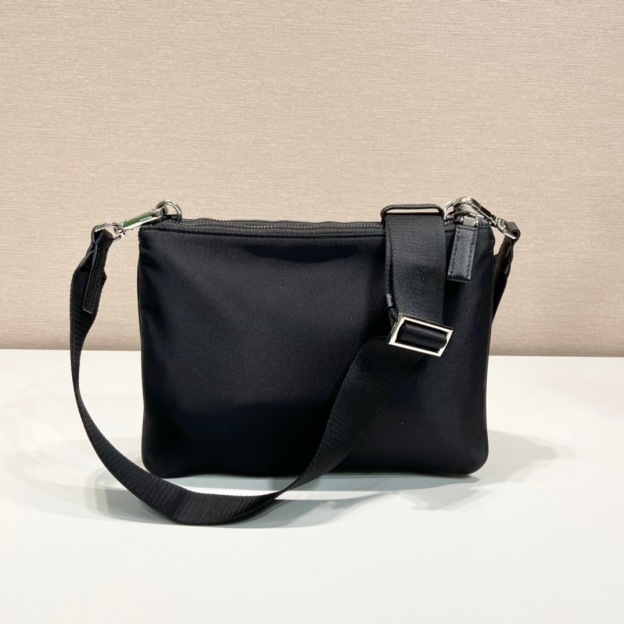プラダ「Prada」 リエディション2005 サフィアーノレザー 3-in-1バッグ