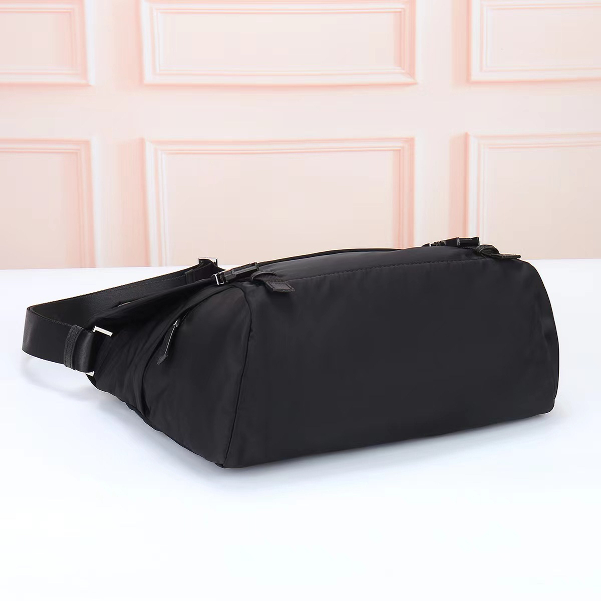 プラダ「Prada」 Re-Nylon & Saffiano Leather Messenger Bag