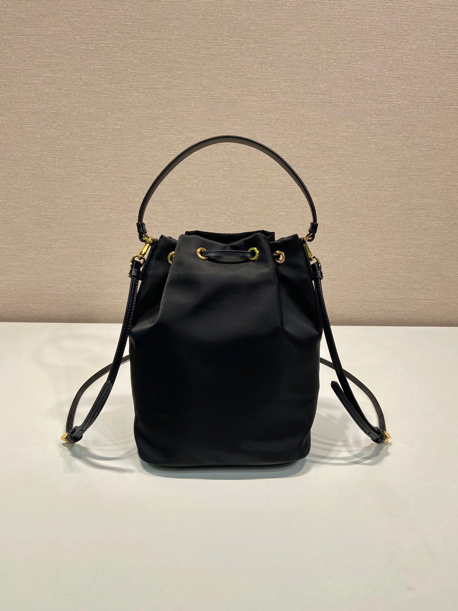 プラダ「Prada」  リニューサブルナイロン ミニバケットバッグ（Prada Re-Nylon Mini Bucket Bag）