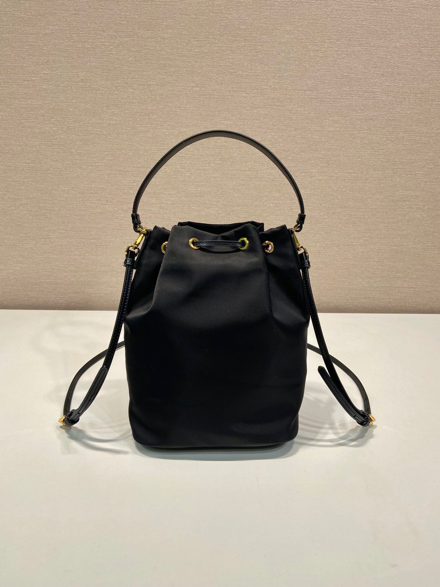 プラダ「Prada」  リニューサブルナイロン ミニバケットバッグ（Prada Re-Nylon Mini Bucket Bag）