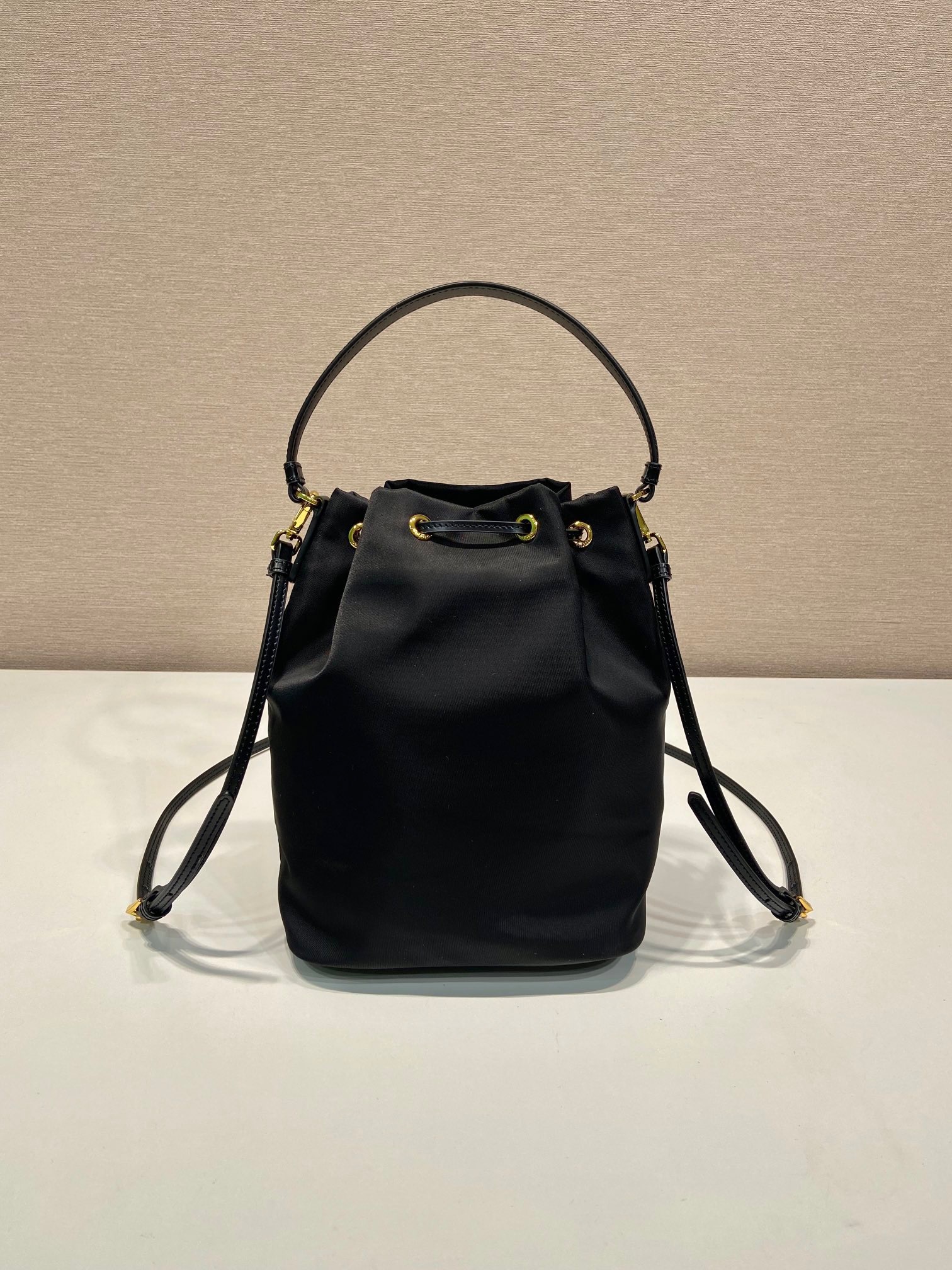プラダ「Prada」  リニューサブルナイロン ミニバケットバッグ（Prada Re-Nylon Mini Bucket Bag）