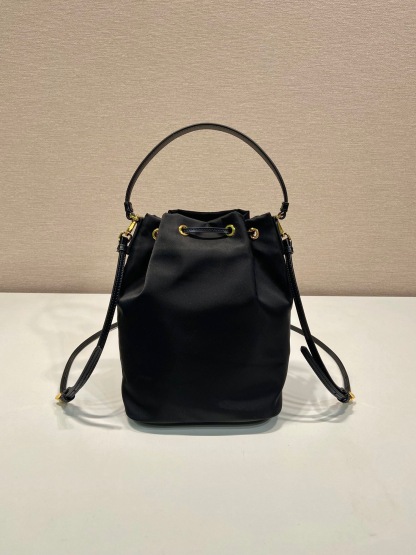 プラダ「Prada」  リニューサブルナイロン ミニバケットバッグ（Prada Re-Nylon Mini Bucket Bag）