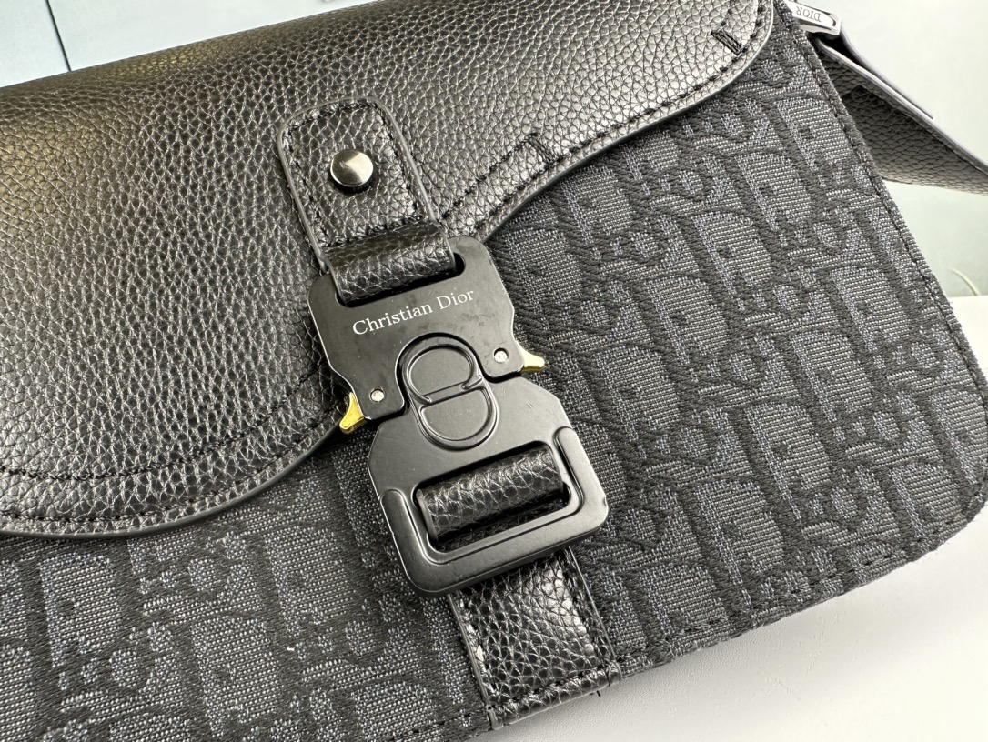 ディオール「Dior」サドル メッセンジャーバッグ