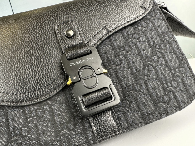ディオール「Dior」サドル メッセンジャーバッグ