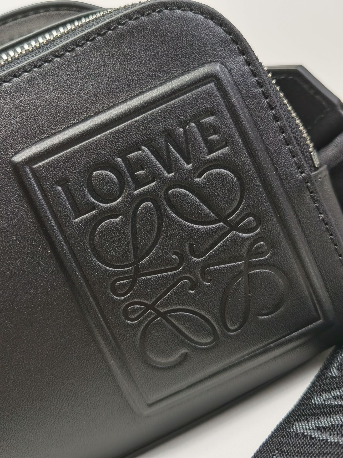 ロエベ「Loewe」ボディ カメラバッグ ミニ(サテンカーフ) カメラバッグ