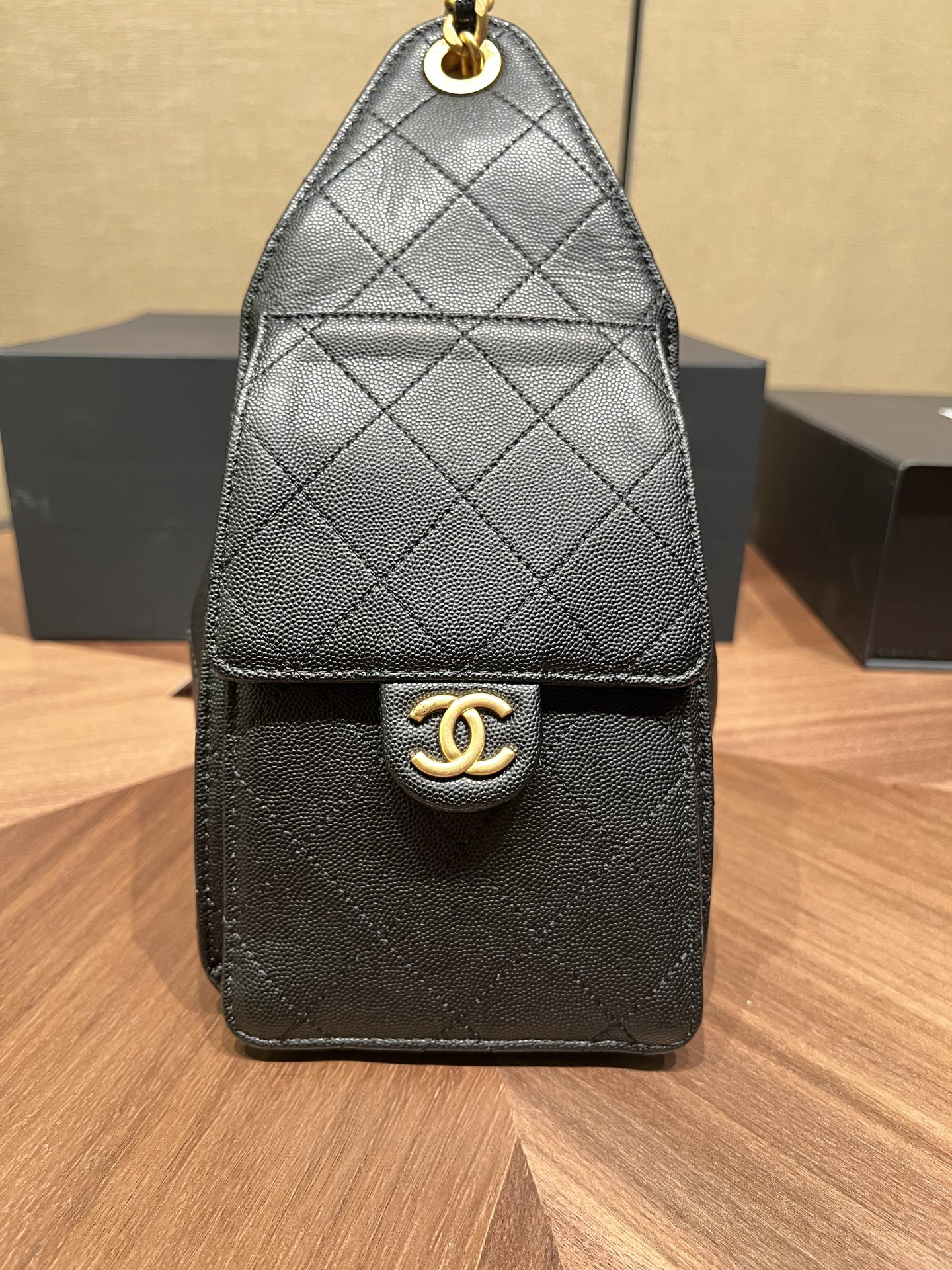 シャネル「Chanel」25S キャビアレザー ドローストリング バケットバッグ ブラック＆ゴールド