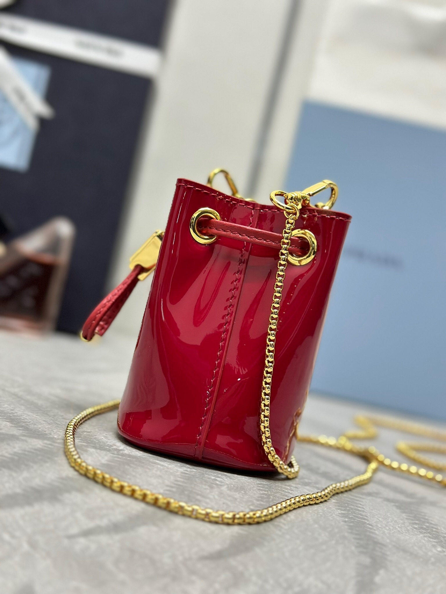 プラダ「Prada」 ラッカードレンチバッグ