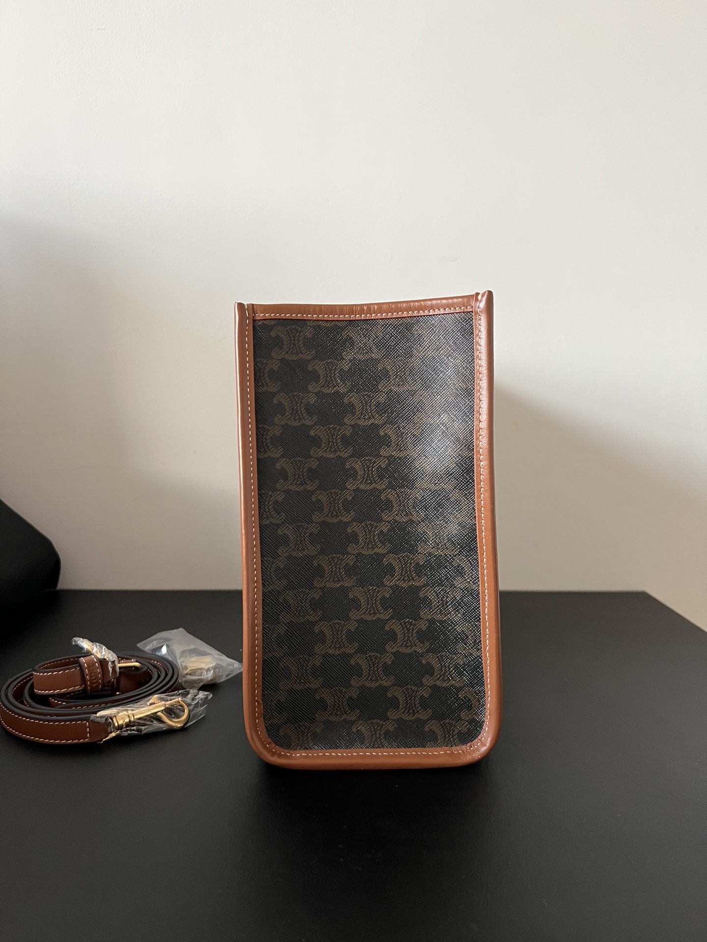 セリーヌ「Celine」TRIOMPHE モノグラム レザー トートバッグ