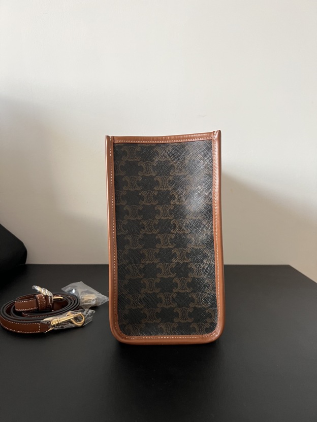 セリーヌ「Celine」TRIOMPHE モノグラム レザー トートバッグ