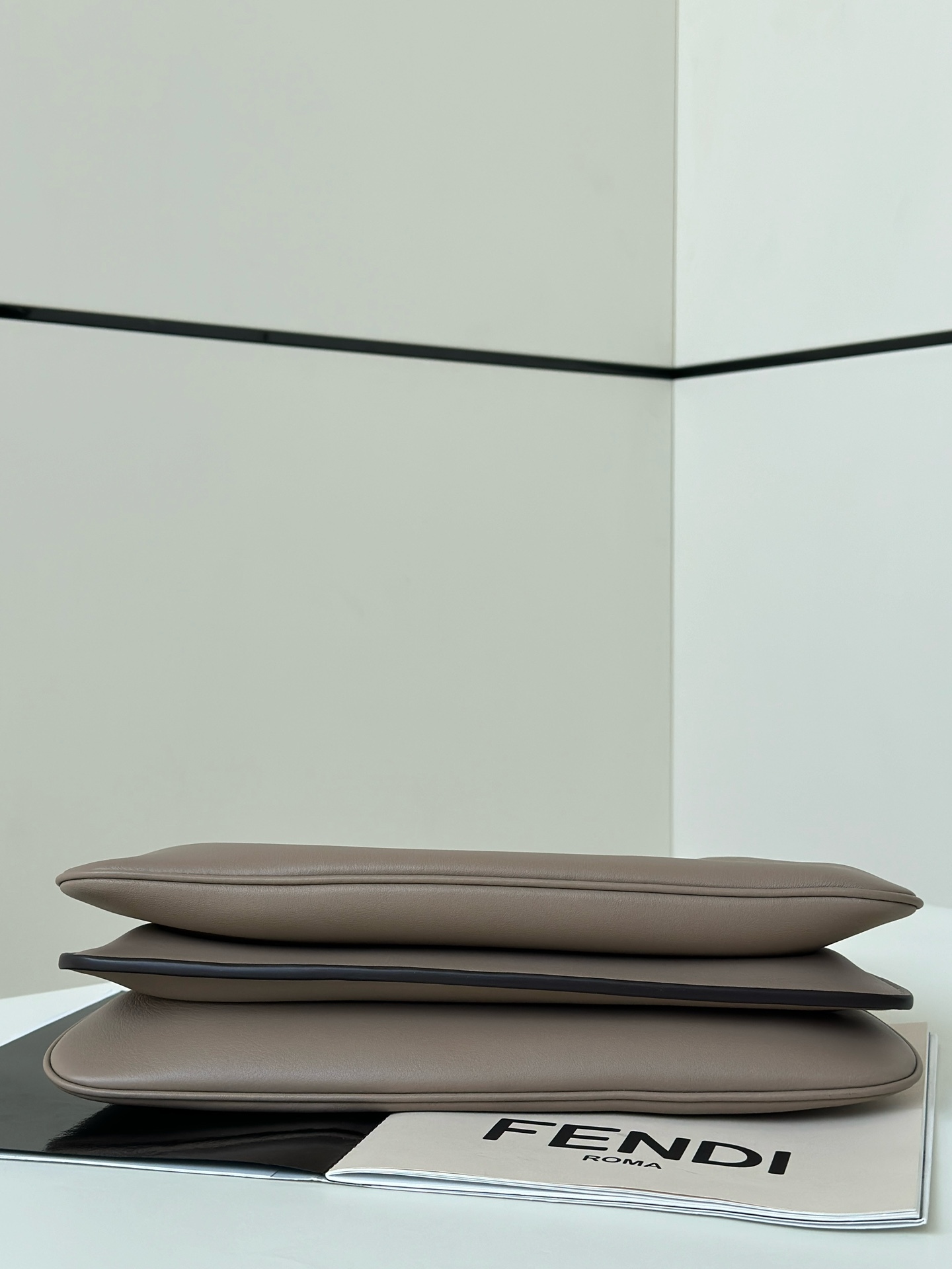 フェンディ「Fendi」  ピーカブー ミディアム ショルダーバッグ