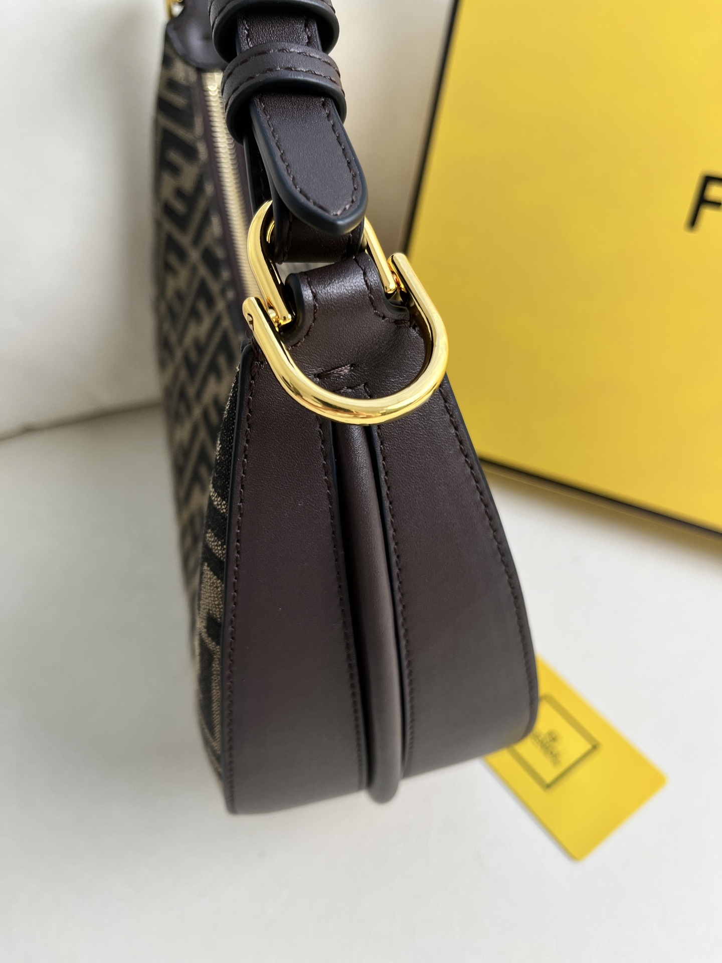 フェンディ「Fendi」  プラフィー アンダーアームバッグ