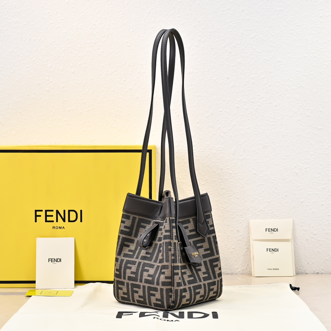 フェンディ「Fendi」オリガミ ミニ トランスフォーマブルバッグ