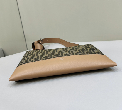 フェンディ「Fendi」Diagonal 薄型ジップクロージャー メッセンジャーバッグ