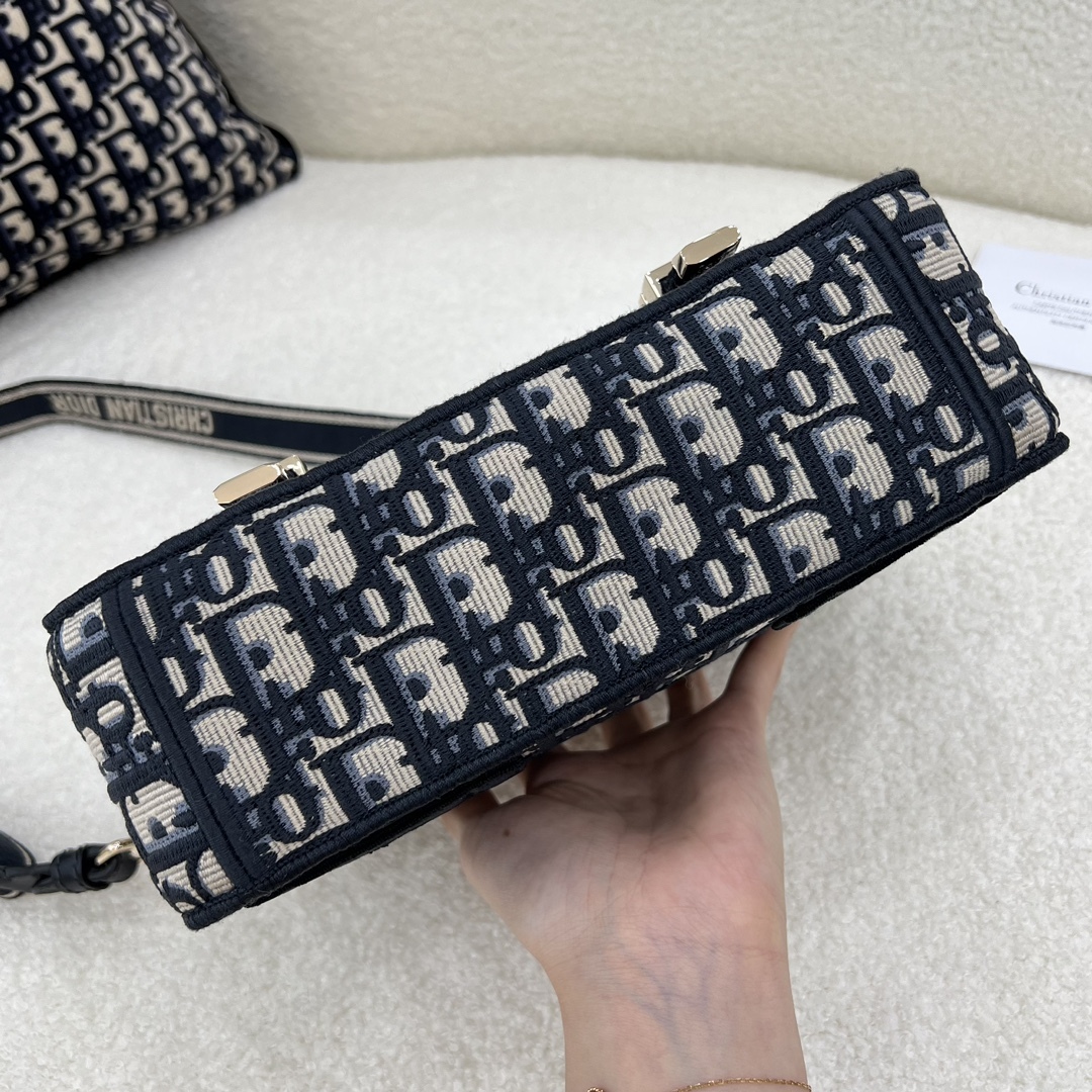 ディオール「Dior」オブリーク エンボスド ショルダーバッグ ブルー