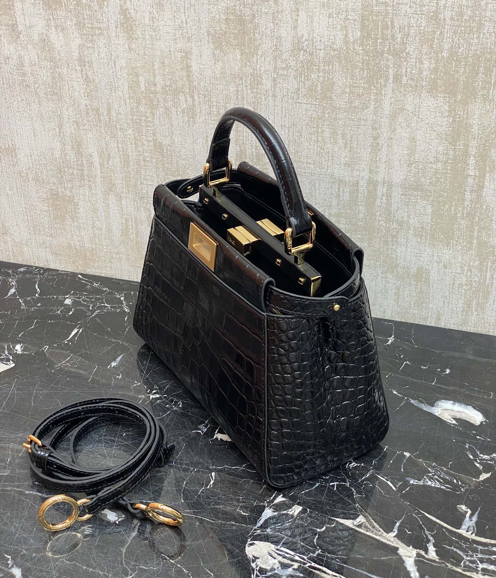 フェンディ「Fendi」Peekaboo Classic レザーーハンドバッグ