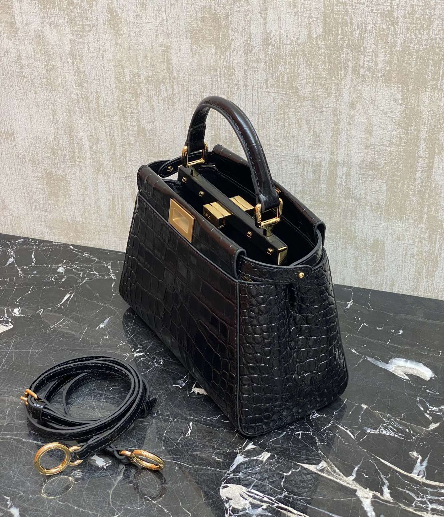 フェンディ「Fendi」Peekaboo Classic レザーーハンドバッグ