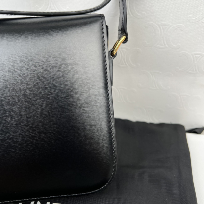 セリーヌ「Celine」トライアンンフェ 中サイズ グレーズドレザー ショルダーバッグ