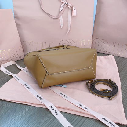 ミュウミュウ「Miu Miu」イセタン限定 トートバッグ スモール レザー
