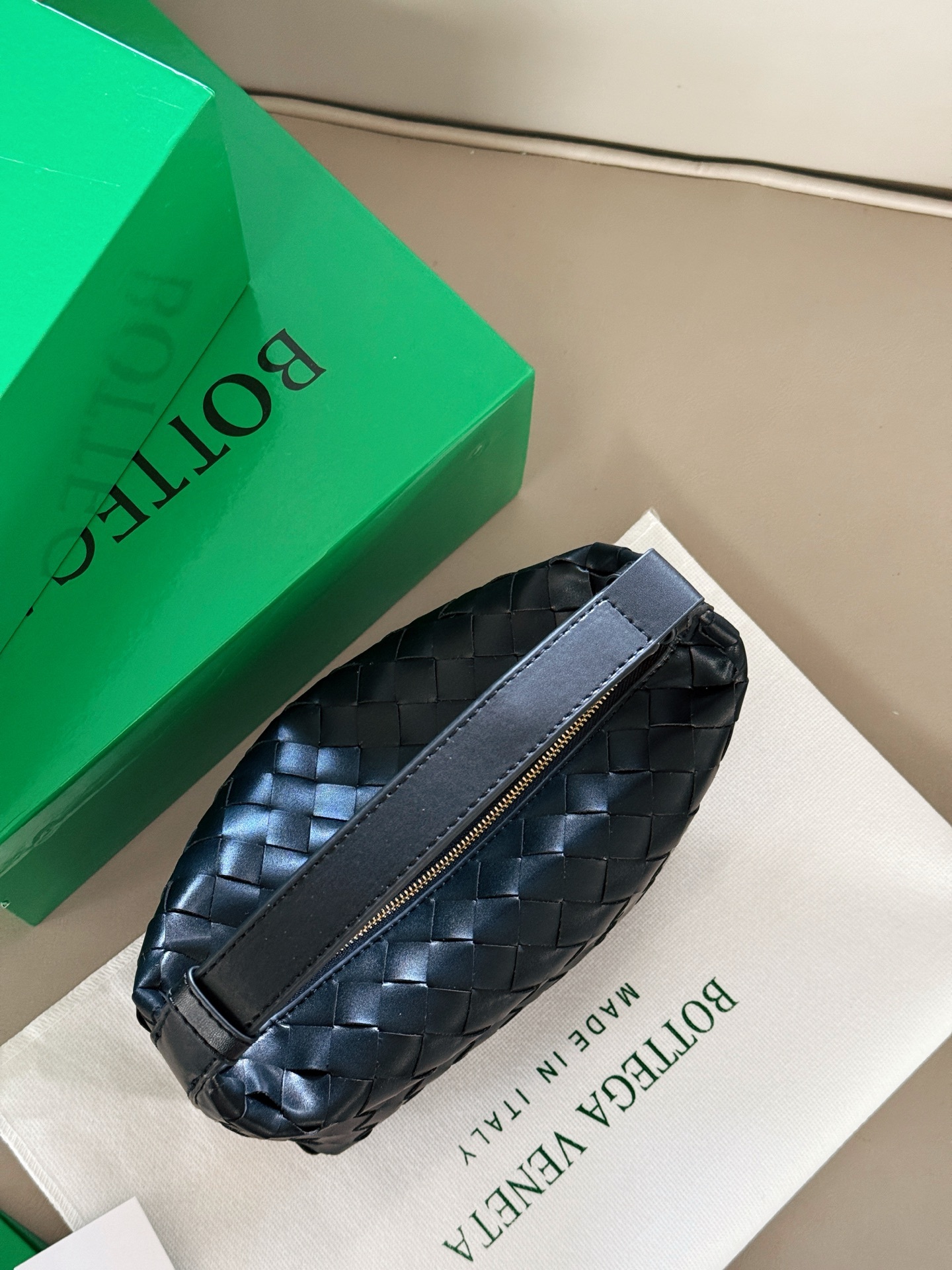 ボッテガ・ヴェネタ「Bottega Veneta」ウォレス レザー ショルダーバッグ