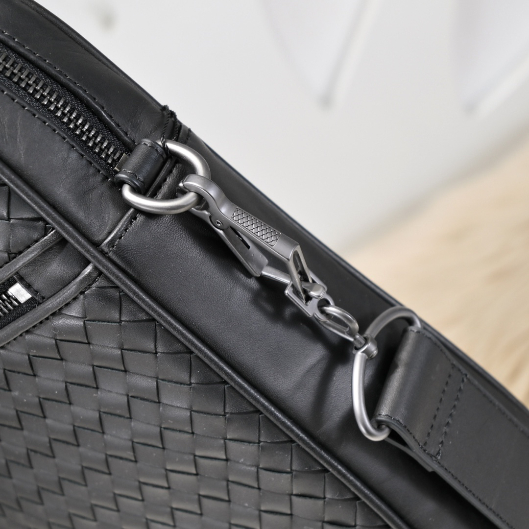 ボッテガ・ヴェネタ「Bottega Veneta」イントレチャート ブリーフケース メンズ ワックスドカルフレザー