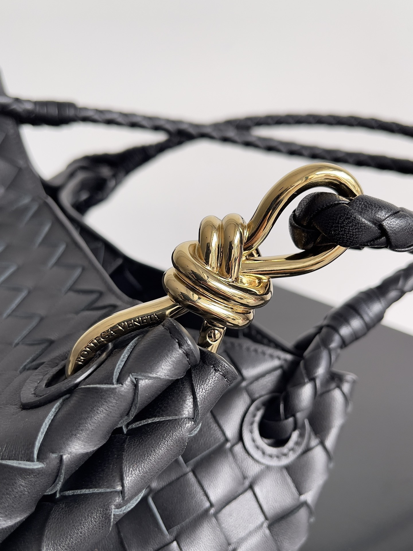 ボッテガ・ヴェネタ「Bottega Veneta」Andiamo Parachute レザーショルダーバッグ