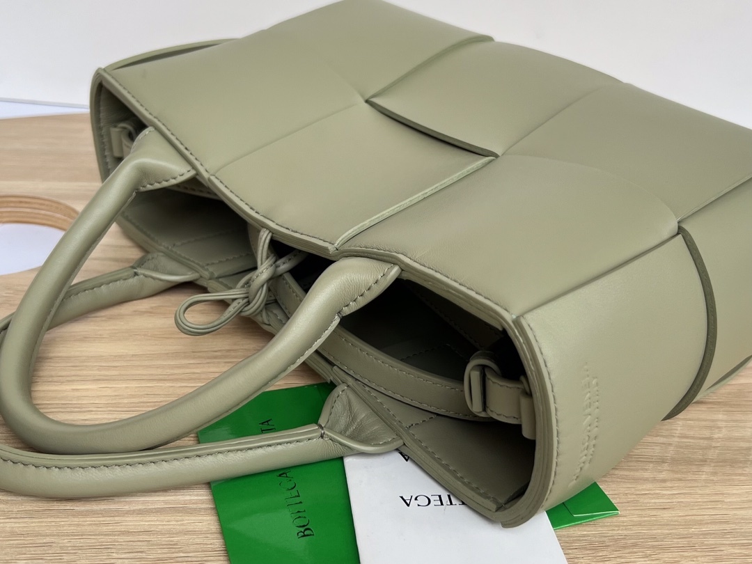 ボッテガ・ヴェネタ「Bottega Veneta」Mini Tote 3GG ショルダーバッグ