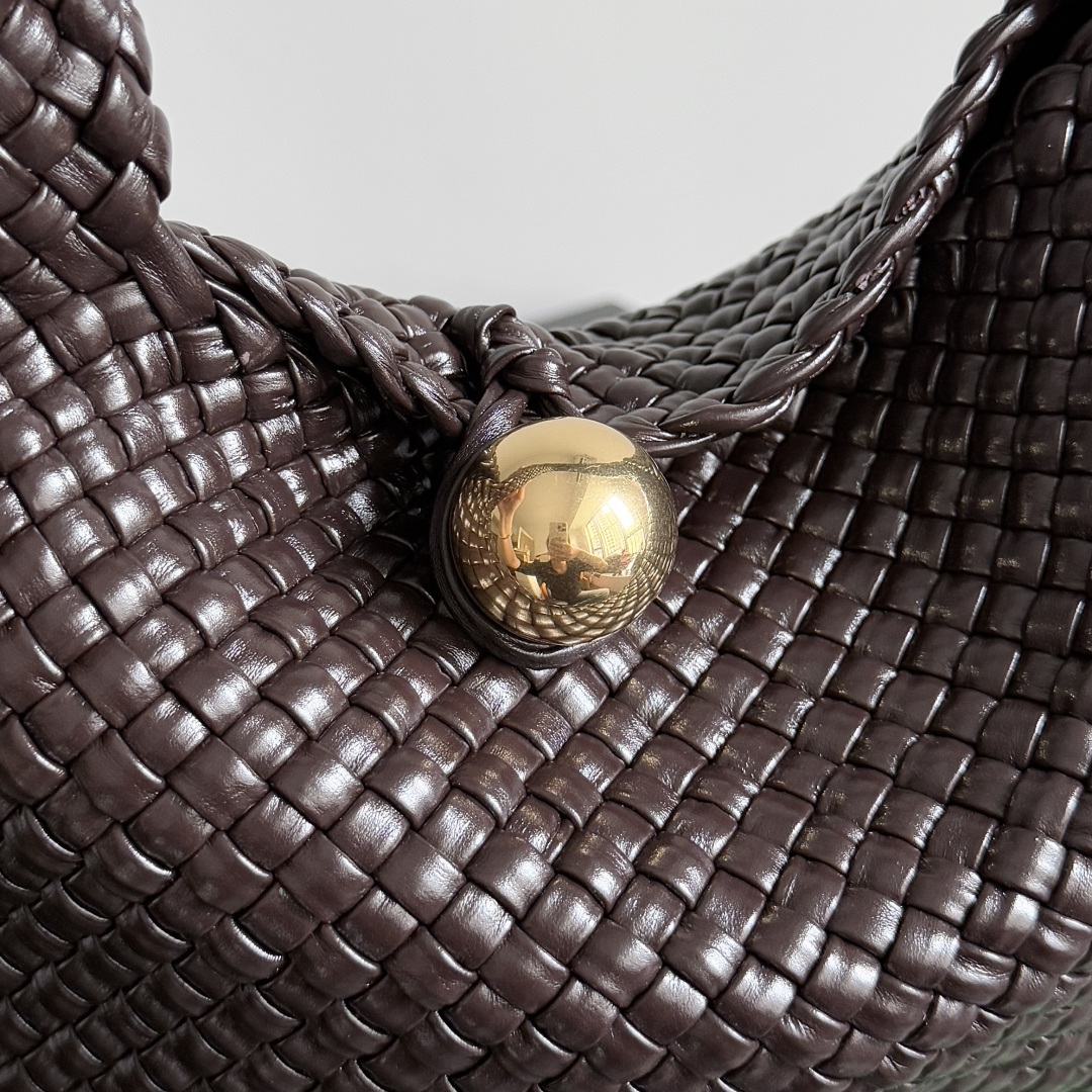 ボッテガ・ヴェネタ「Bottega Veneta」イントレチャート レザー ショルダーバッグ