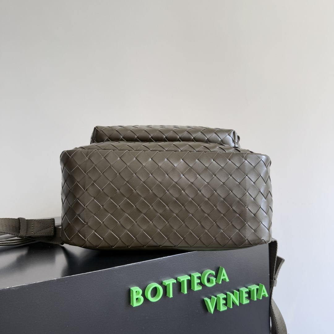 ボッテガ・ヴェネタ「Bottega Veneta」イントレチャート レザー バックパック