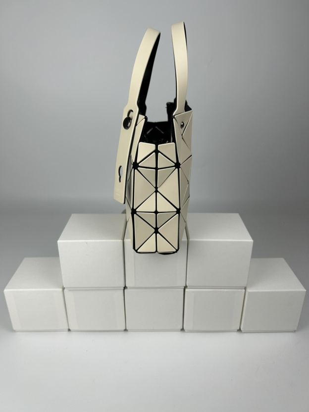 イッセイ・ミヤケ「Issey Miyake」CARAT ジオメトリックボックスバッグ
