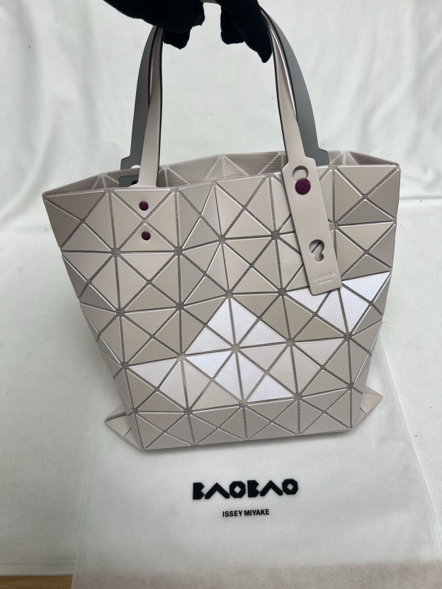 「コラボモデル」イッセイミヤケ × LABUBU ルーセントトートバッグ