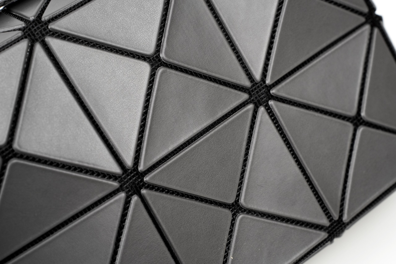 イッセイ・ミヤケ「Issey Miyake」プレッソ チャコールグレーショルダーバッグ