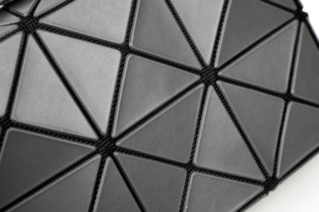 イッセイ・ミヤケ「Issey Miyake」プレッソ チャコールグレーショルダーバッグ