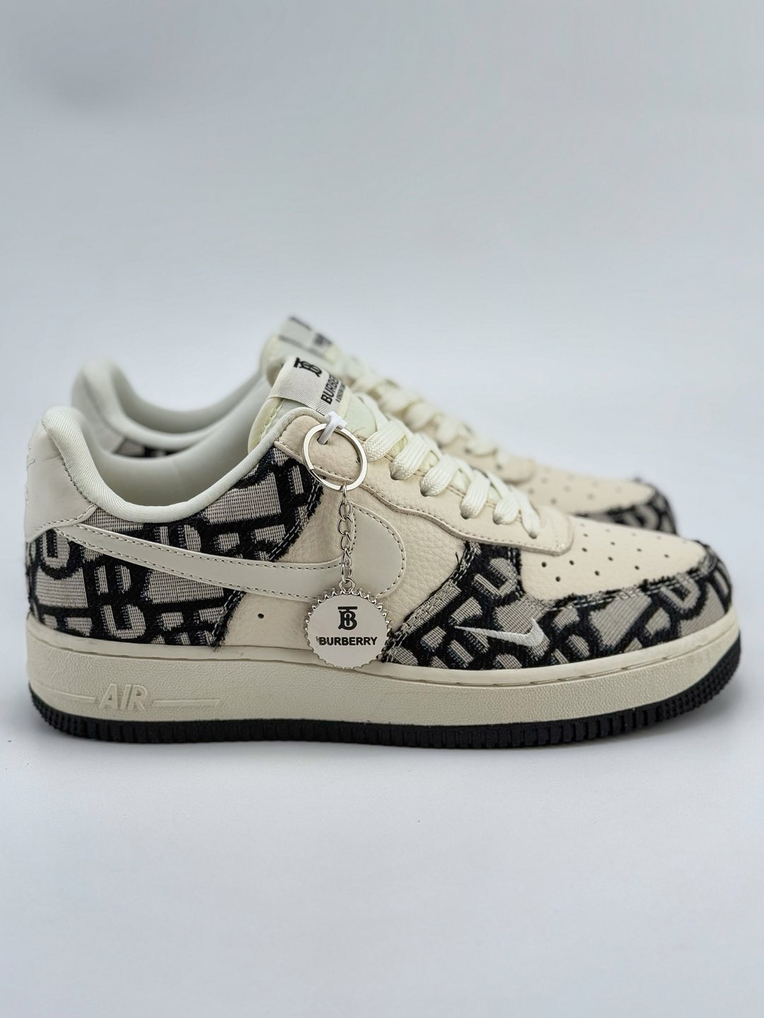 「コラボモデル」Burberry x NikeAir Force 1 Low '07 スニーカー