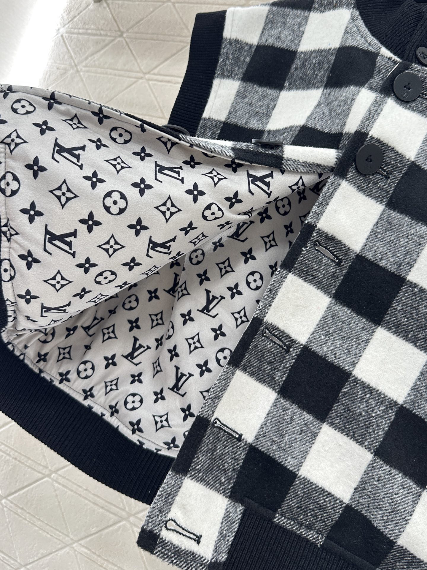 ルイ・ヴィトン「Louis Vuitton」25FW ダマスカスチェック ギャバジンコート-ISETAN PRESTIGE CURATED