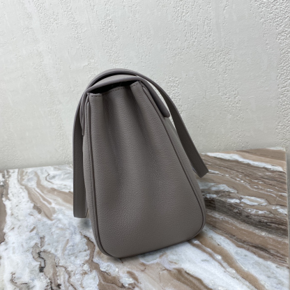 セリーヌ「Celine」SOFT 16 レザー ショルダーバッグ