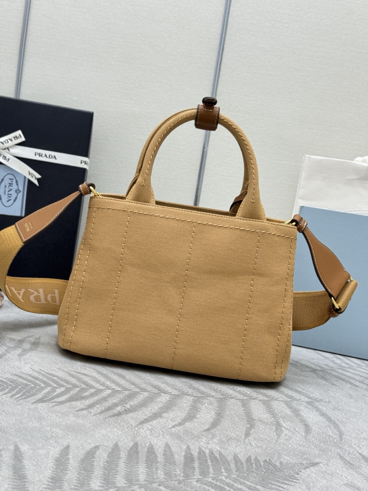 プラダ「Prada」ショルダーバッグ