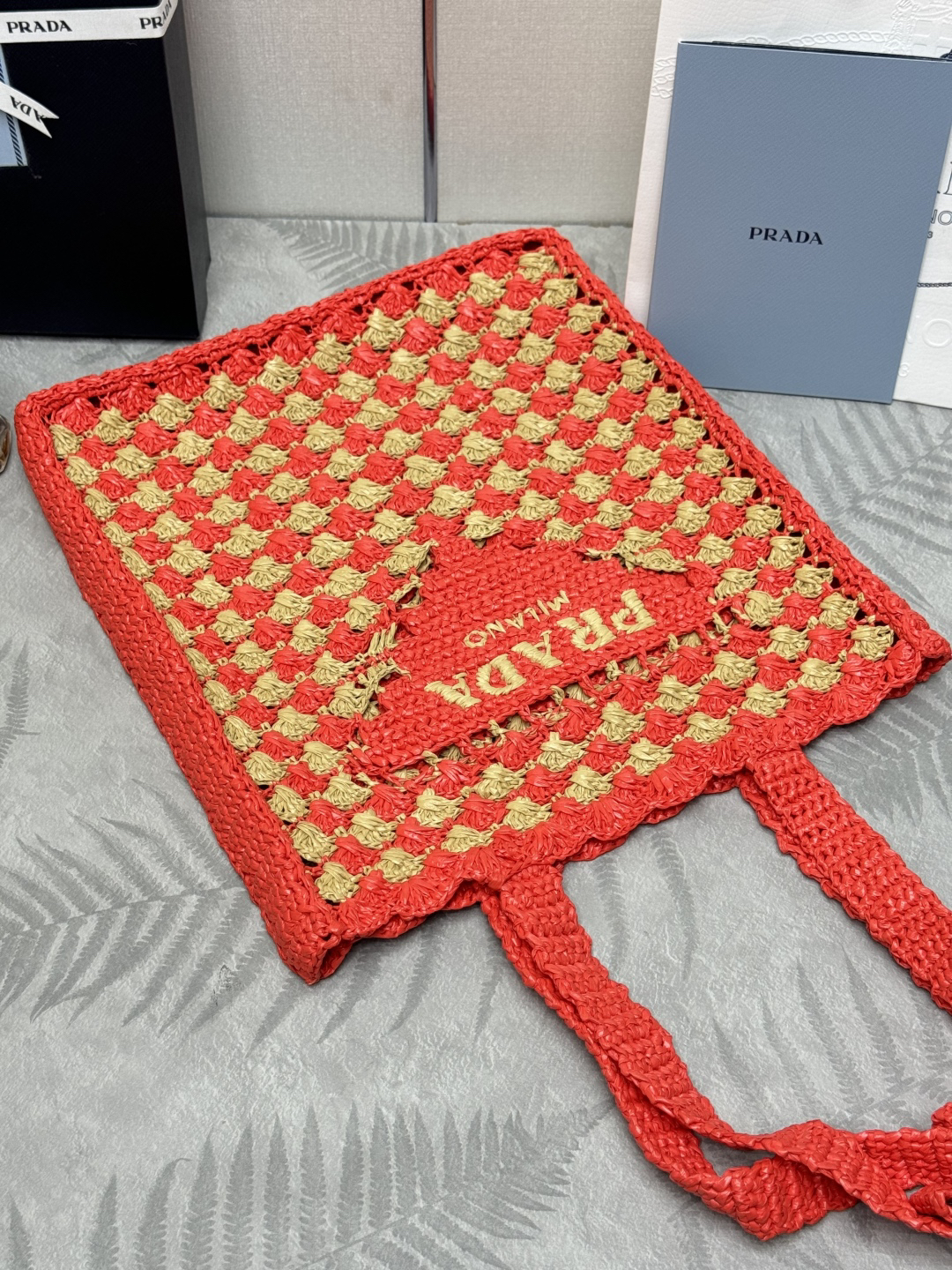 プラダ「Prada」クロシェ＆レザートートバッグ