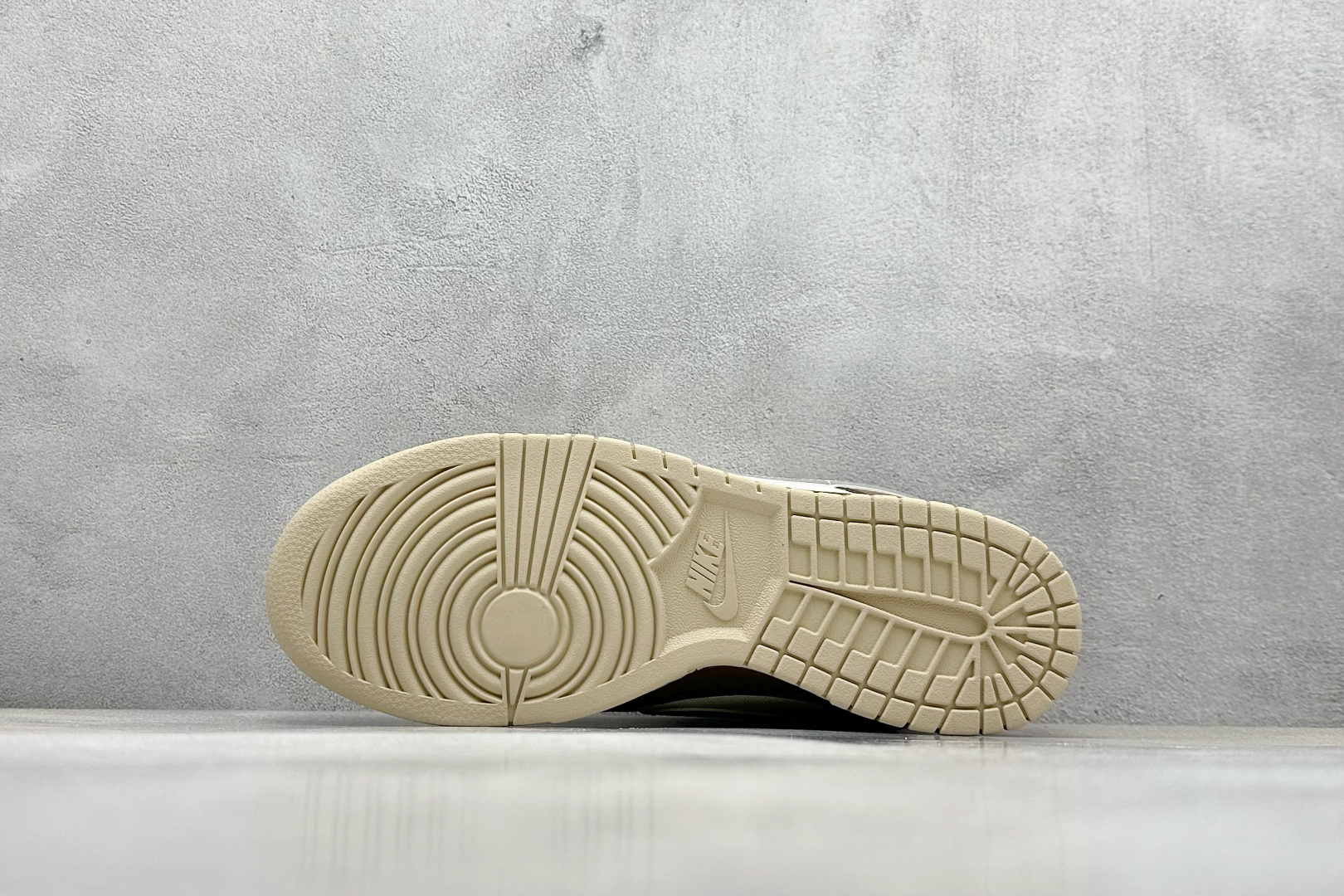 「コラボモデル」Balenciaga x NikeSB Dunk Low "White/Brown/Grey Mini Swoosh" スケートシューズ