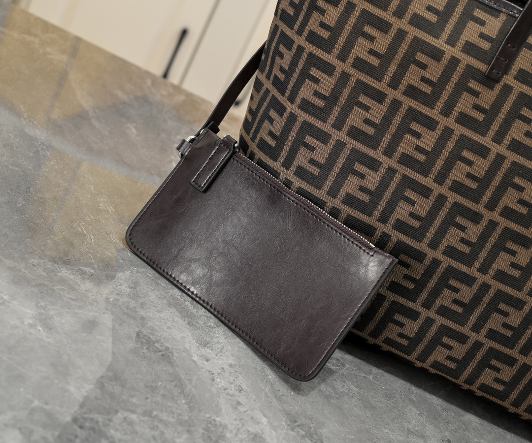 フェンディ「Fendi」ロゴ ラージトートバッグ