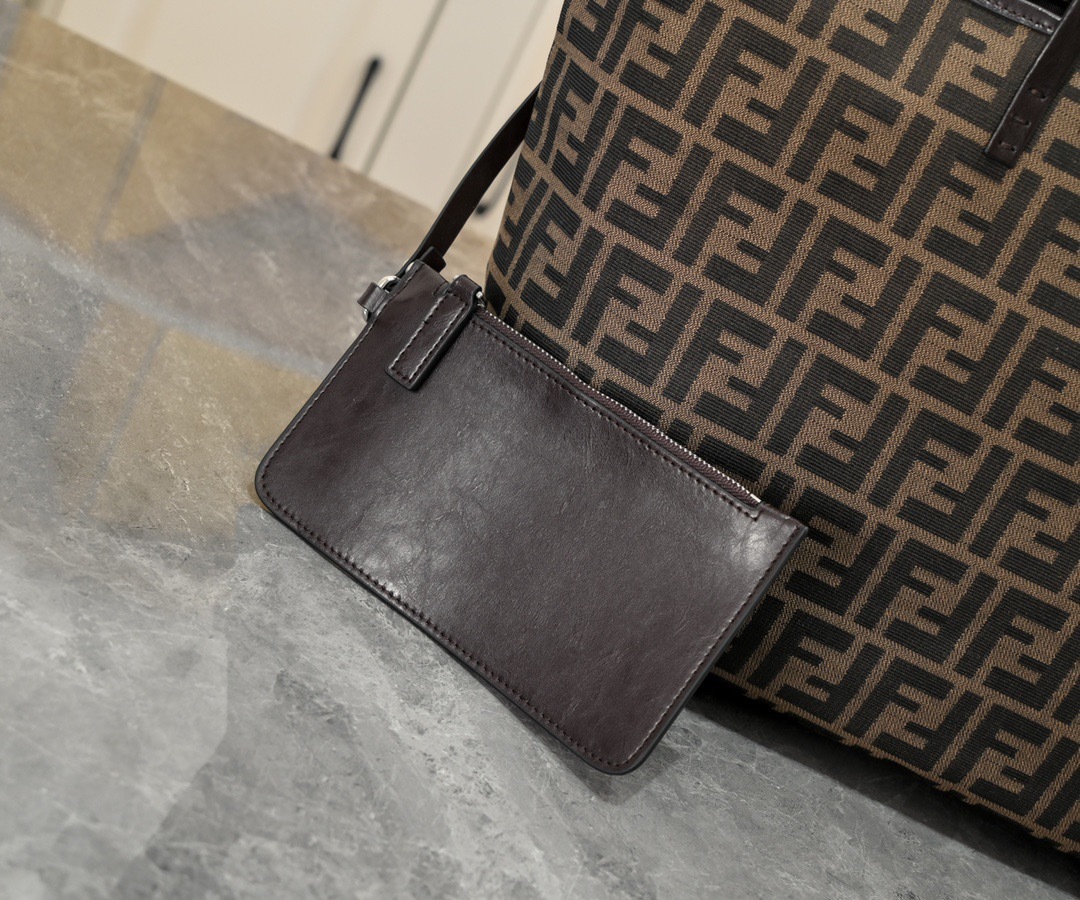 フェンディ「Fendi」ロゴ ラージトートバッグ