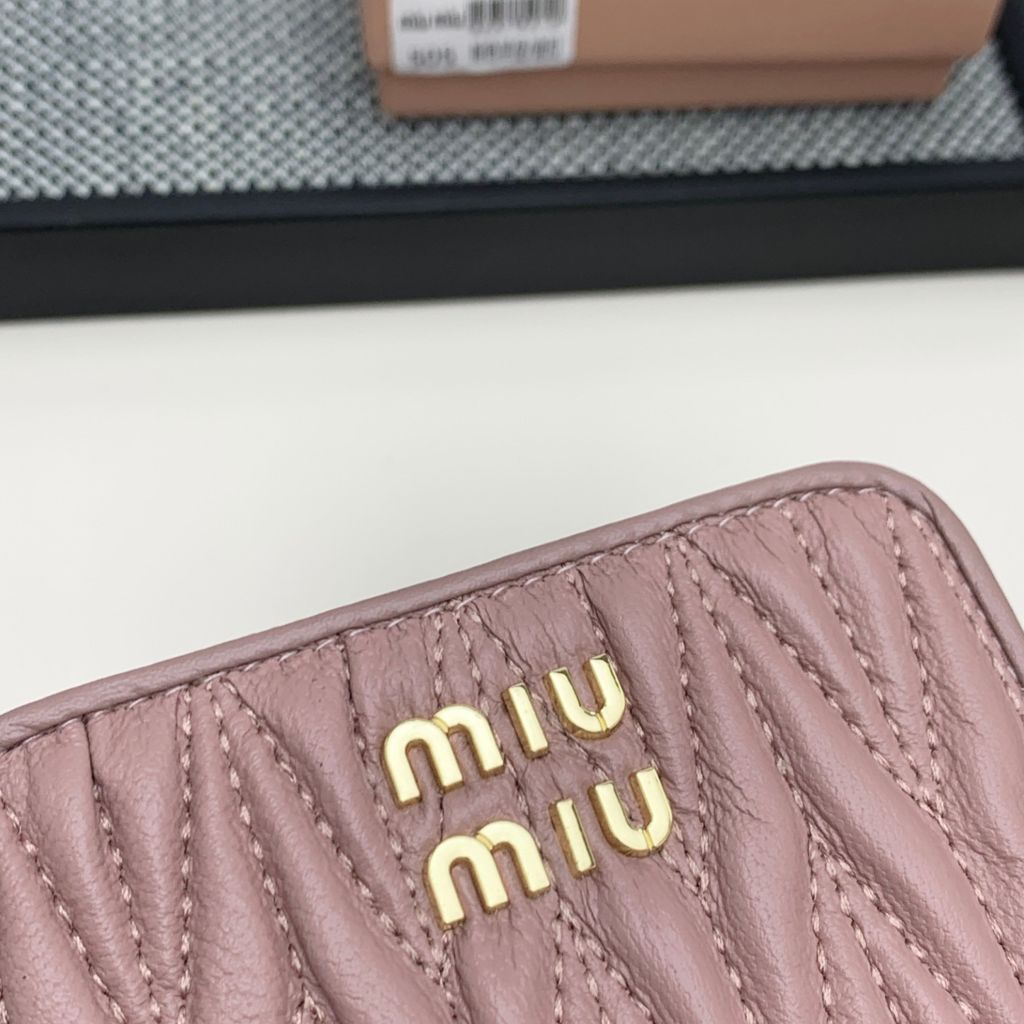 ミュウミュウ「Miu Miu」マテラッセレザー  ジップアラウンド財布